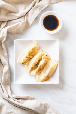 Japon gyoza 'sı ya da soya soslu hamur tatlısı.