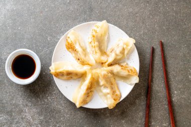 Japon gyoza 'sı ya da soya soslu hamur tatlısı.