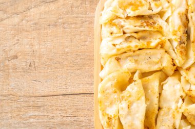 Japon gyoza 'sı ya da soya soslu hamur tatlısı.