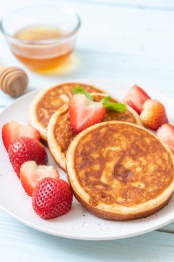 taze çilek ile sufle gözleme