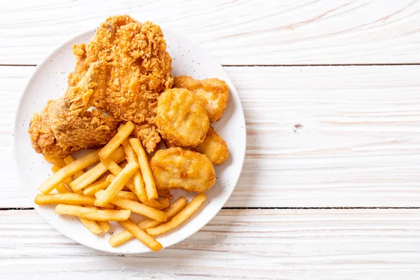 Kızarmış tavuk, patates kızartması ve nugget yemeği. Abur cubur ve sağlıksız yemek.