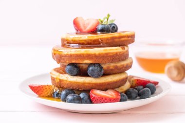 taze yaban mersini, taze çilek ve bal ile sufle gözleme