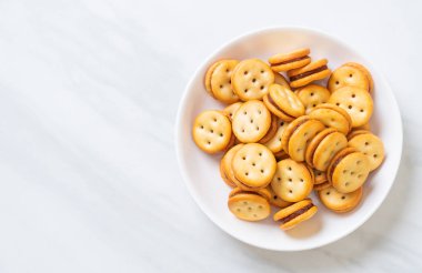 Hindistan cevizli bisküvi ve ananas reçeli.