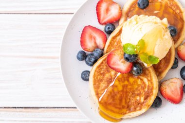 Yabanmersinli gözleme, çilek, bal ve vanilyalı dondurma.