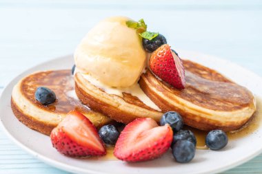 Yabanmersinli gözleme, çilek, bal ve vanilyalı dondurma.