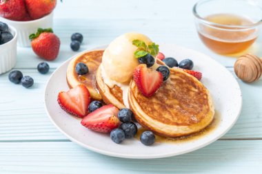 Yabanmersinli gözleme, çilek, bal ve vanilyalı dondurma.