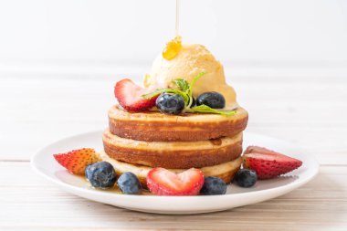 Yabanmersinli gözleme, çilek, bal ve vanilyalı dondurma.