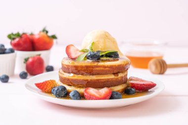 Yabanmersinli gözleme, çilek, bal ve vanilyalı dondurma.