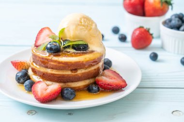 Yabanmersinli gözleme, çilek, bal ve vanilyalı dondurma.