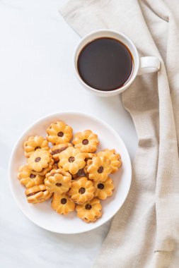 Hindistan cevizli bisküvi ve ananas reçeli.