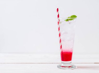 ahşap masa buzlu çilekli soda