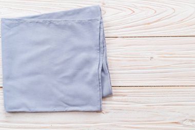 ahşap arka plan üzerinde mutfak bezi (peçete)