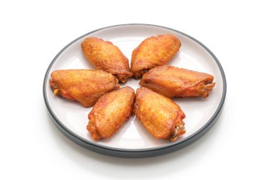 Beyaz arka plan üzerinde izole Barbekü tavuk kanadı