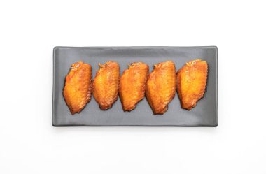 Beyaz arka plan üzerinde izole Barbekü tavuk kanadı
