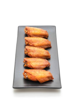 Beyaz arka plan üzerinde izole Barbekü tavuk kanadı