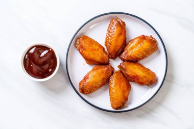 Barbekü tavuk kanadı sosu ile