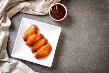 Barbekü tavuk kanadı sosu ile