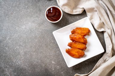Barbekü tavuk kanadı sosu ile