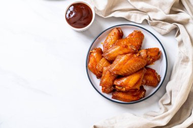 Barbekü tavuk kanadı sosu ile