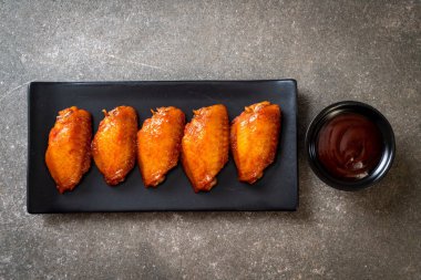 Barbekü tavuk kanadı sosu ile