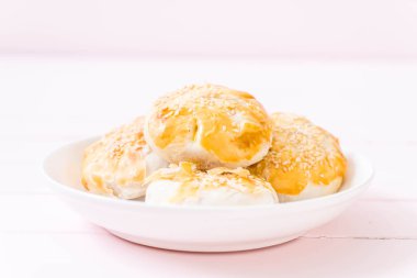 Asya tarzı ahşap zemin üzerine ev yapımı elma pasta