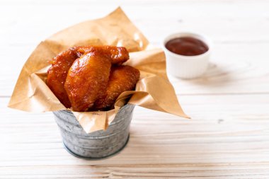 Barbekü tavuk kanadı sosu ile