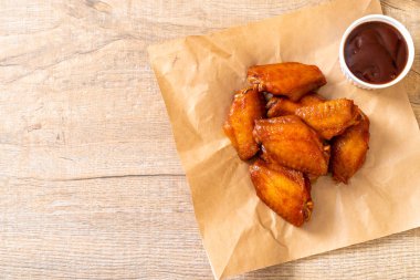 Barbekü tavuk kanadı sosu ile