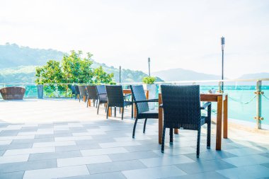 boş veranda sandalye ve masa deniz görünümü arka plan ile