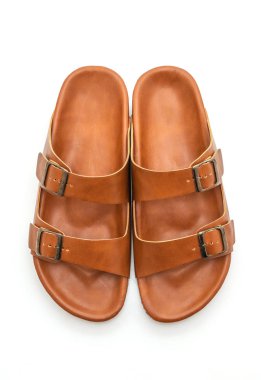 Erkekler beyaz arka plan üzerinde izole sandalet deri