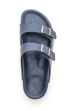 Erkekler beyaz arka plan üzerinde izole sandalet deri