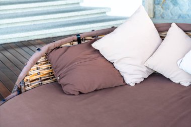 Açık manzaralı kanepe yastık