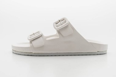 Kadınlar beyaz arka plan üzerinde izole sandalet deri