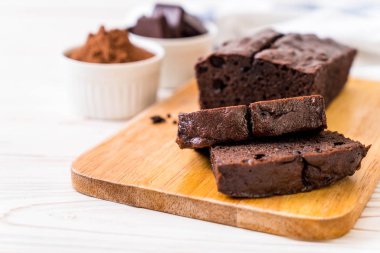 ahşap zemin üzerine çikolatalı browni kek