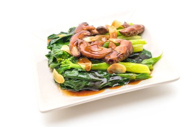 Beyaz arka plan üzerinde izole sarımsaklı istiridye soslu kızarmış Hong Kong Kale heyecan