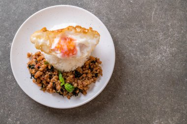 fesleğen pilav ve kızarmış yumurta - Tay geleneksel gıda tarzı ile tavada kızartılmış domuz eti