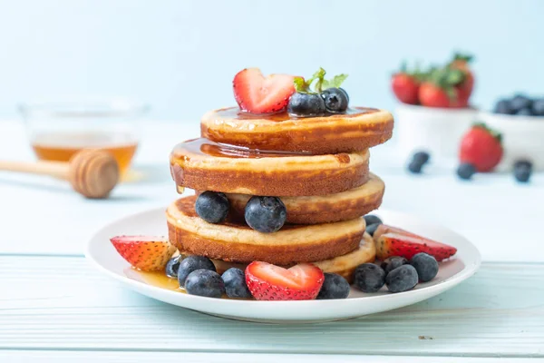 Souffleurpfannkuchen Mit Frischen Blaubeeren Frischen Erdbeeren Und Honig — Stockfoto