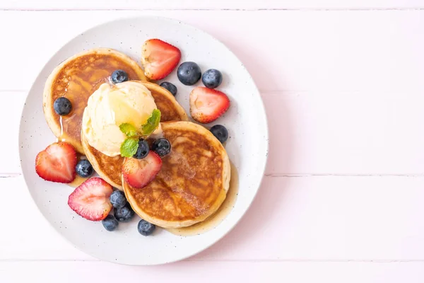 Souffle Pancake Dengan Blueberry Stroberi Madu Dan Vanilla Krim — Stok Foto