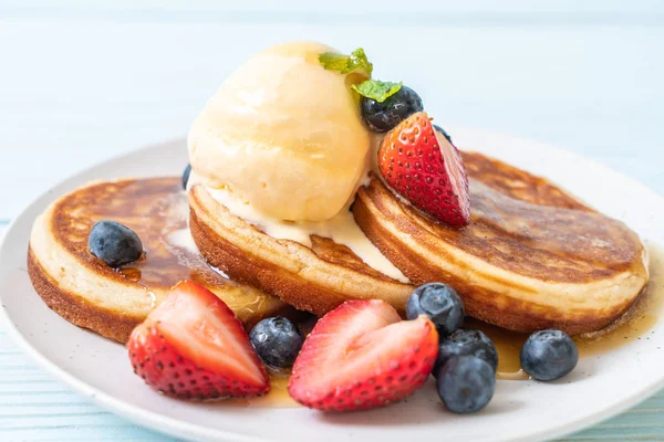 Yabanmersinli gözleme, çilek, bal ve vanilyalı dondurma.