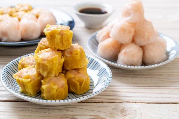 Çin karides pişmiş hamur tatlısı - Asya gıda tarzı