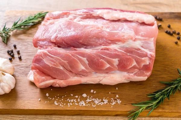 taze domuz ham filetosu ahşap tahta üzerinde