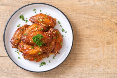 Beyaz susamlı ızgara tavuk kanadı.