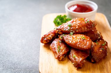 Beyaz susamlı ızgara tavuk kanadı.