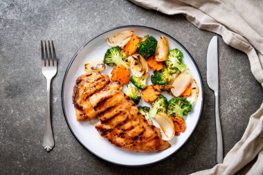 çukurunu tavuk göğsü biftek sebze (brokoli, havuç, soğan ile)