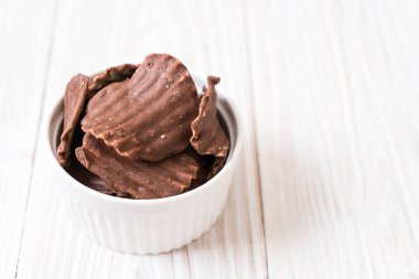 patates cipsi çikolata plaka üzerinde