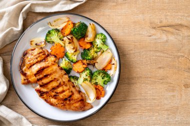 çukurunu tavuk göğsü biftek sebze (brokoli, havuç, soğan ile)