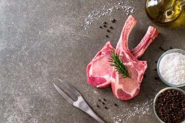 taze domuz pirzolası ham madde ile