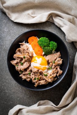 Donburi, domuz eti Pilav kasesi onsen yumurta ve sebze - Japon gıda tarzı