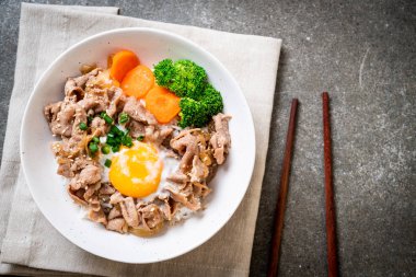 Donburi, domuz eti Pilav kasesi onsen yumurta ve sebze - Japon gıda tarzı