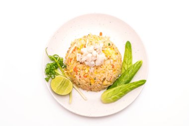 Beyaz arka plan üzerinde izole Yengeç kızarmış pilav