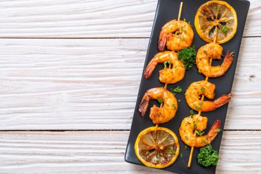 Limon - deniz ürünleri tarzı ile ızgara kaplan karides şiş